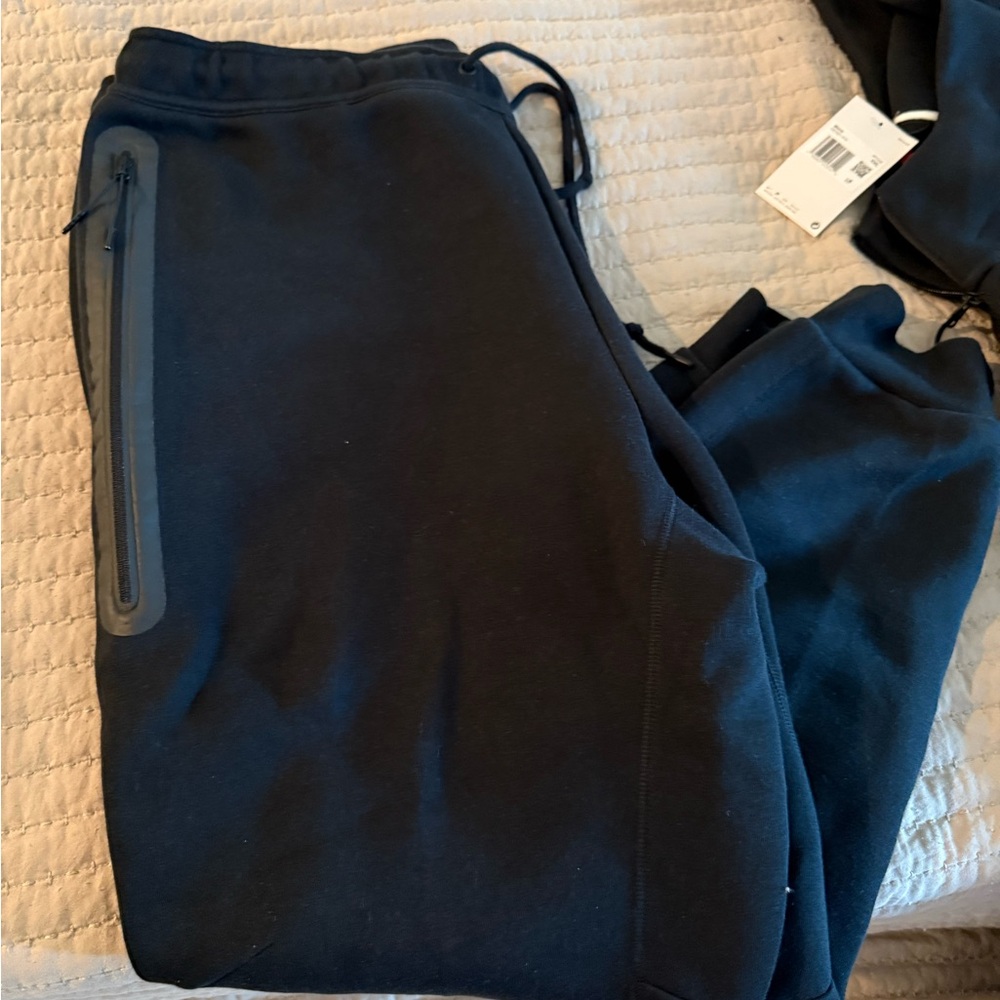 Nike Tech Set - Picture 3 of 3